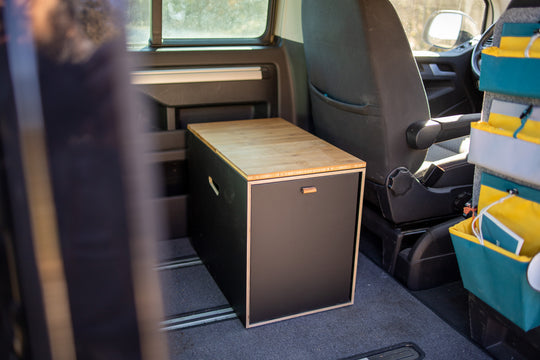 Sambolero Kühlboxmodul hinter dem Fahrersitz