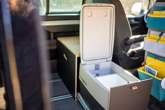 Sambolero Kühlboxmodul hinter dem Fahrersitz
